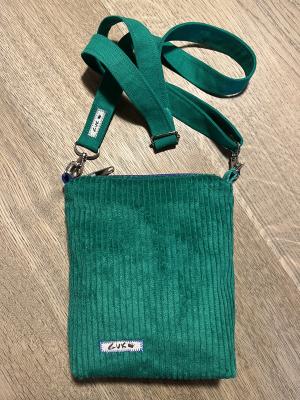 Rückseite aus grasgrünem Cordstoff